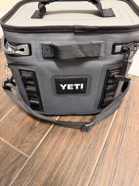 YETI Hopper Flip 8 Charcoal and Black Soft Cooler Tote